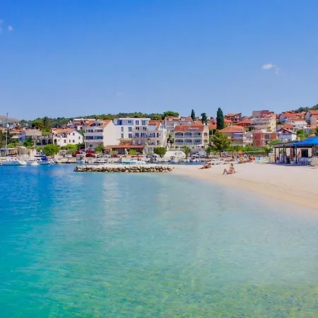 Betty's Luxus - 2 Pools شقة تروغير