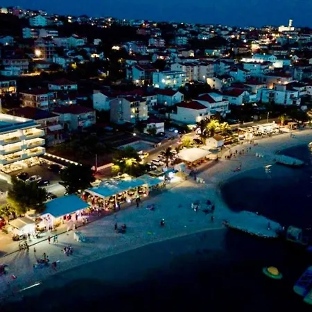 Betty's Luxus - 2 Pools 아파트